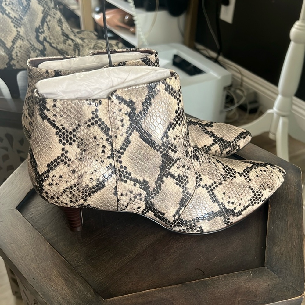 CLARKS Edgy Taupe Snakeskin Leather Booties Kitten Heels, BoHo Style NWT US9